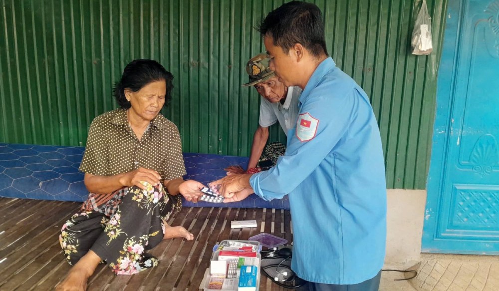 Đội K93 khám bệnh, cấp thuốc miễn phí cho người dân xung quanh khu vực đóng quân trên đất bạn Campuchia. Ảnh: Đội K93/Bộ CHQS An Giang