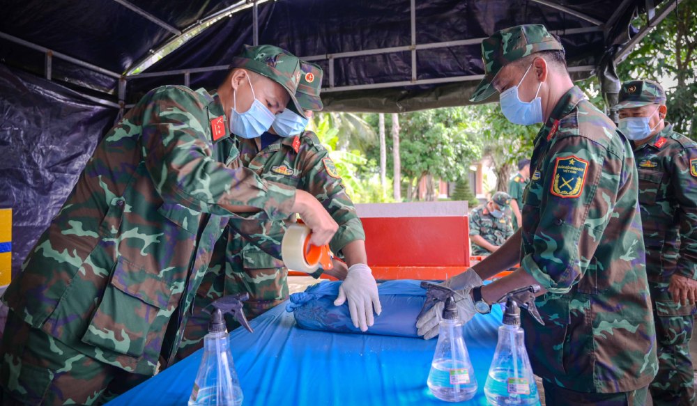 Các lực lượng thực hiện công tác lấy mẫu sinh phẩm hài cốt liệt sĩ. Ảnh: Phương Vũ/Bộ CHQS An Giang