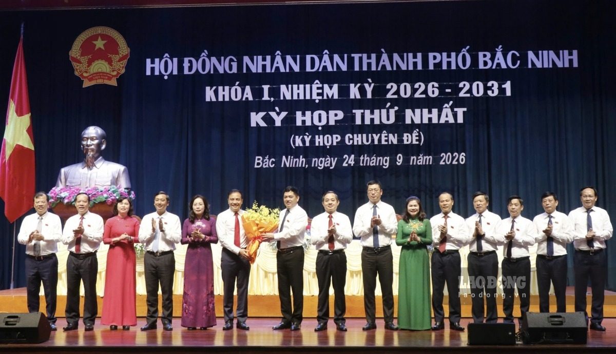Leaders of Bac Ninh city present flowers to congratulate Mr. Dao Thanh Truong on being elected as Vice Chairman of the City People's Committee. Photo: Van Truong