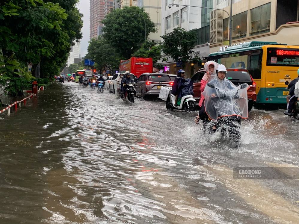 Sunny morning, Ho Chi Minh City still has the risk of heavy rain in the afternoon. Photo: Thai Bao