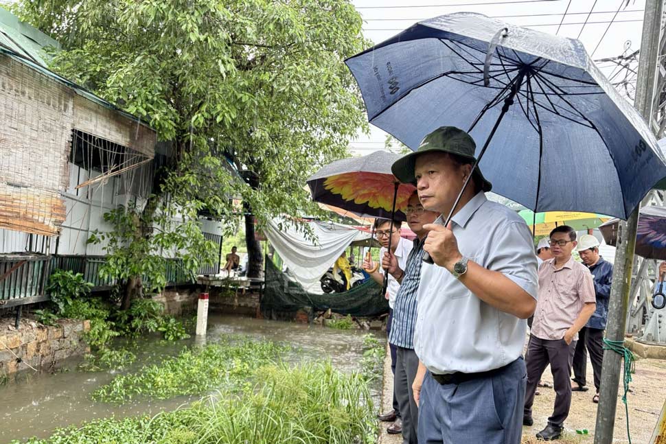 Ông Dương Mah Tiệp kiểm tra tiến độ nạo vét, tiêu thoát lũ sông Hà Thanh (chụp ngày 23.9). Ảnh: Ngọc Minh