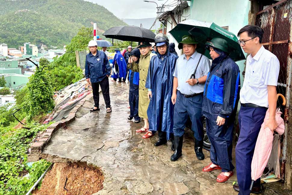 Phó Chủ tịch UBND tỉnh Gia Lai Dương Mah Tiệp kiểm tra khu vực sạt lở Núi Một (chụp ngày 23.9). Ảnh: Ngọc Minh