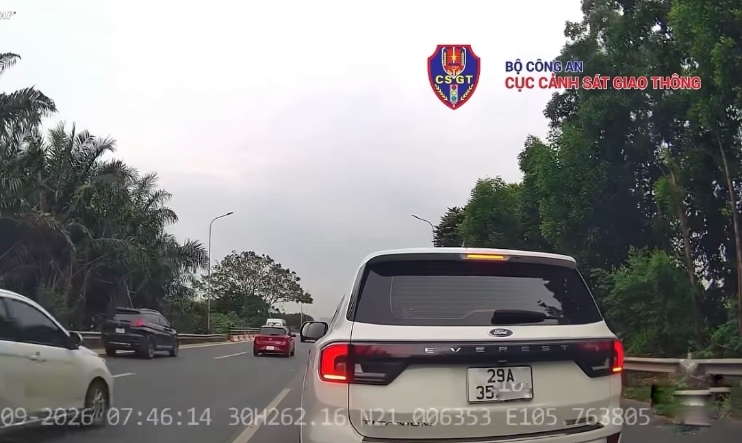 Image of a car overtaking from the emergency lane and then stopping to block another vehicle on Thang Long Avenue. Photo: Traffic Police Department