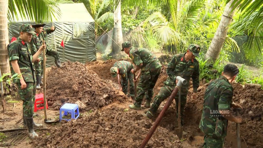 The search and repatriation of martyrs' remains is being carried out cautiously in areas with old tomb traces. Photo: Hoang Loc