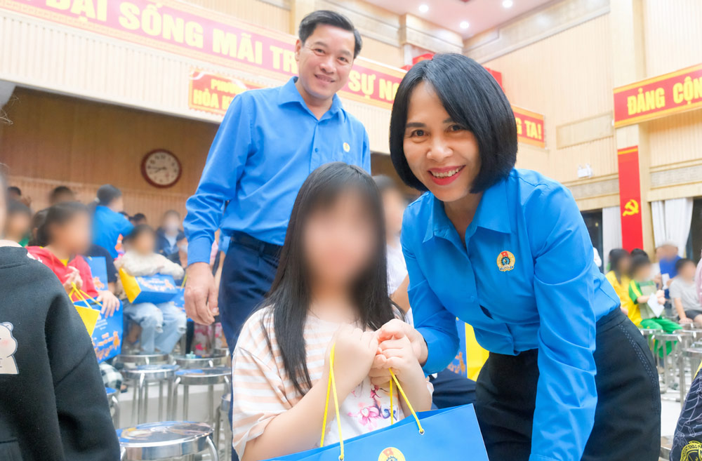 Da Nang City Labor Federation organizes "Full Moon Night - Happy Mid-Autumn Festival" 2026 for 300 children of union members and workers in difficult circumstances. Photo: Da Nang Trade Union