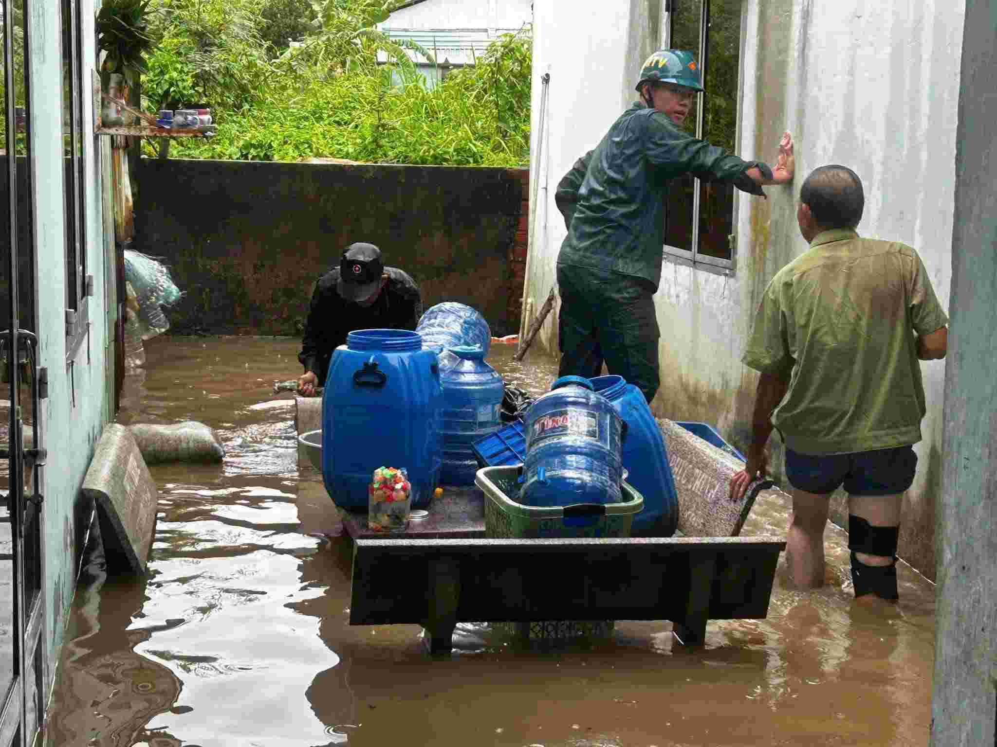 The flooded residential area is supported by soldiers of the Binh Chanh Commune Military Command. Photo: Binh Chanh Commune Military Command