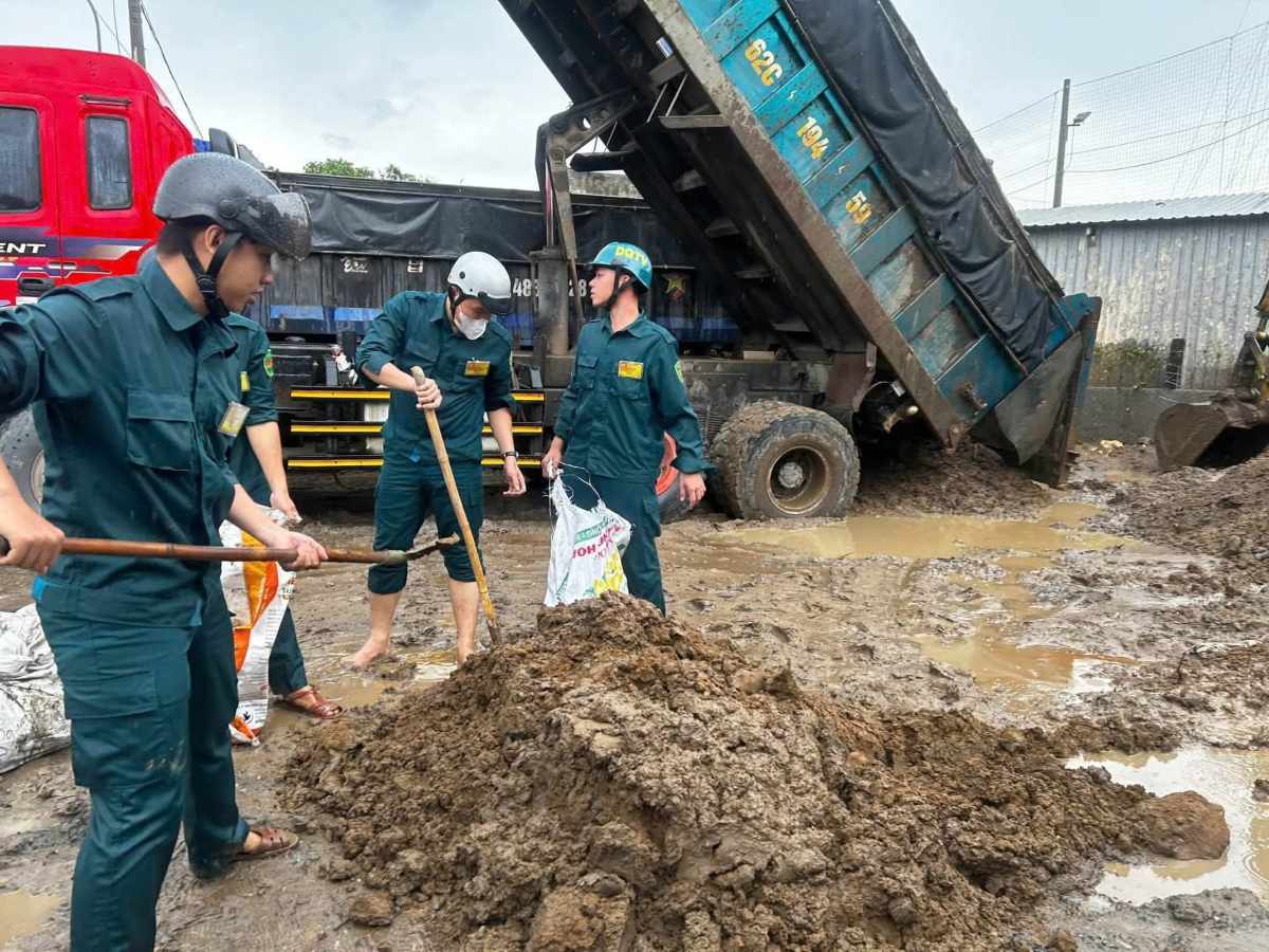 Lực lượng chiến sĩ của Ban Chỉ huy Quân sự xã Bình Chánh hỗ trợ người dân vùng ngập. Ảnh: Ban Chỉ huy Quân sự xã Bình Chánh (ảnh chụp ngày 24.9)