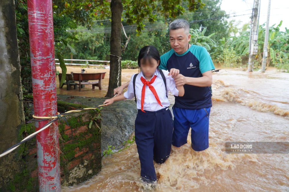 Heavy flooding, people help take students home in Huong Phuoc neighborhood, Phuoc Tan ward, Dong Nai city on the morning of September 24. Photo: HAC