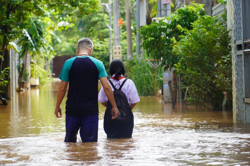Các hộ dân sinh sống gần sông Buông bị ngập nặng sáng 24.9, nước sông đang dâng lên cao. Ảnh: HAC