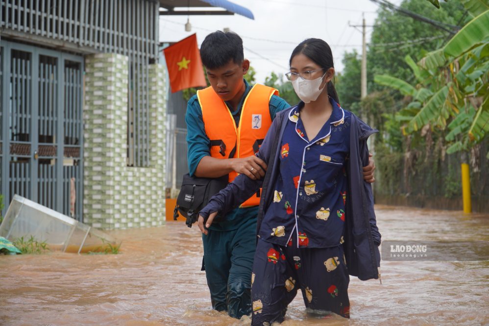 Ban Chỉ huy Quân sự phường Phước Tân hỗ trợ người dân di dời tới nơi an toàn sáng 24.9. Ảnh: HAC