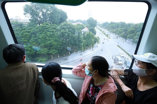 Khách đi tàu Cát Linh - Hà Đông. Ảnh: Hải Nguyễn