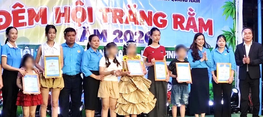 Le syndicat de la commune de Chiên Đàn, Đà Nẵng, apporte la fête de la mi-automne aux enfants en difficulté, aux orphelins et aux enfants handicapés du village de Hòa Bình, Quảng Nam. Photo: Syndicat de Chiên Đàn
