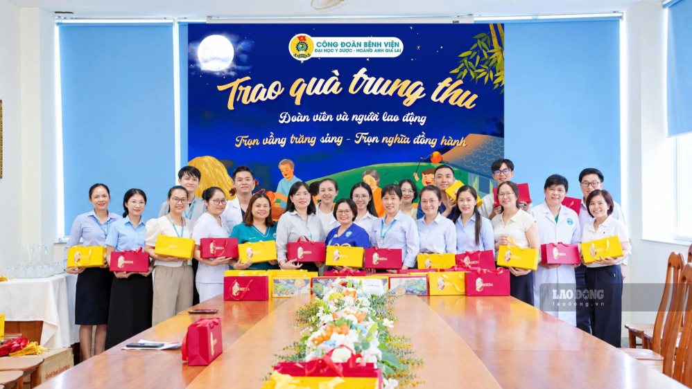 Le syndicat de l'hôpital universitaire de médecine et de pharmacie - Hoàng Anh Gia Lai remet des cadeaux de la fête de la mi-automne aux membres du syndicat et aux travailleurs. Photo: Mỹ Lệ