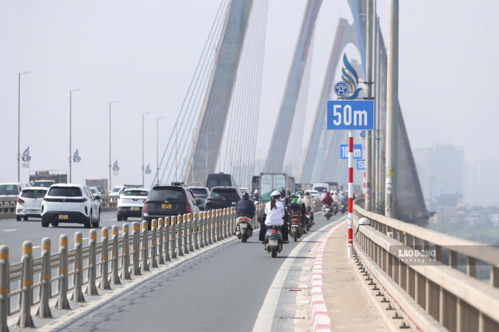 Distance signs are arranged at many locations on Nhat Tan bridge. Photo: The Ky recorded on September 24th