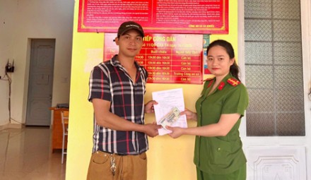 Mr. Y Wui Kbuôr voluntarily brought it to the police to hand over and return it to the person who dropped it. Photo: Ea Knuếc Commune Police