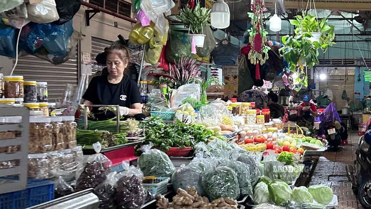 Tiểu thương ở TPHCM phải điều chỉnh lượng rau nhập mỗi ngày do mưa ảnh hưởng nguồn hàng và sức mua. Ảnh: Hạ Mây (chụp ngày 24.9)