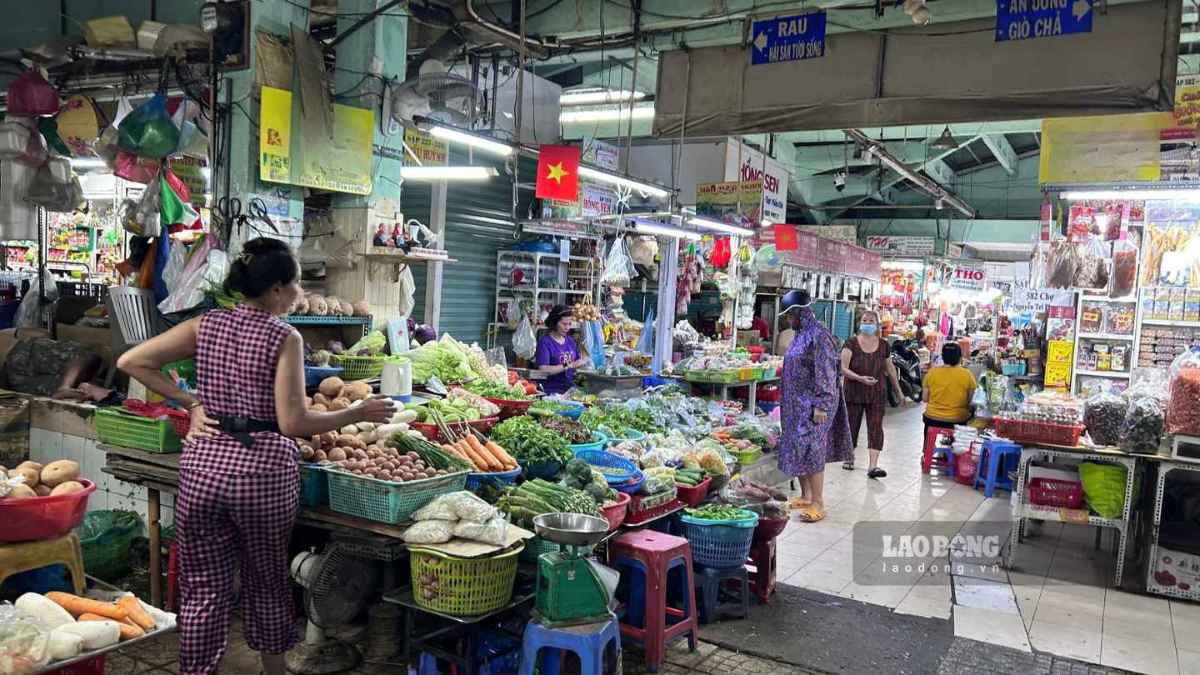 Las verduras en los mercados populares de Ciudad Ho Chi Minh siguen siendo diversas, pero los precios de algunos productos han aumentado después de muchos días de fuertes lluvias. Foto: Hạ Mây (foto tomada el 24 de septiembre)