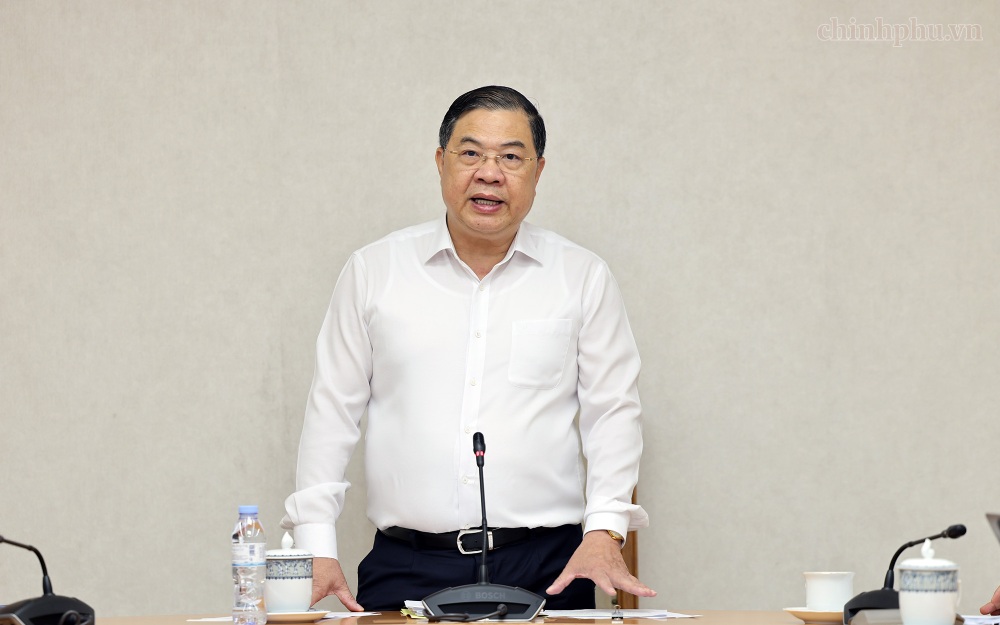 정치국 위원, 상임 부총리 Pham Gia Tuc은 데이터 센터 구축, 관리, 감독, 위반 처리 및 교통 운영 프로젝트에 대해 지시했습니다. 사진: Chinhphu. vn