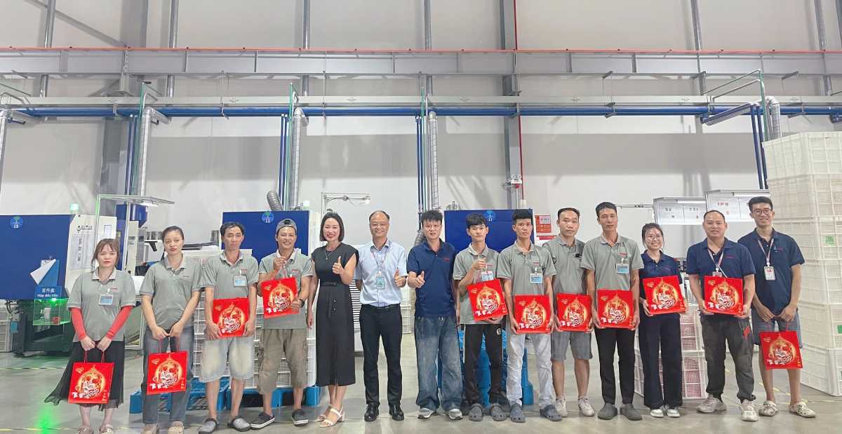흥옌성 리엔하타이 산업 단지에 있는 Keystone Electrical Vietnam Co., Ltd.에서 일하는 노동자들에게 추석 선물 전달. 사진: Vân Anh