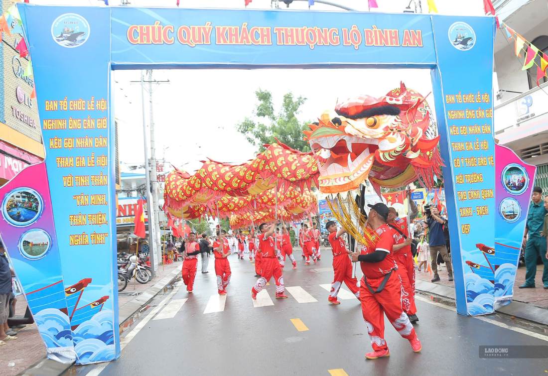 Trên các tuyến đường ở Cần Giờ, đoàn Lân - Sư - Rồng cùng đội hình Long - Lân - Quy - Phụng tạo nên không khí rộn ràng. Ảnh: Thái Bảo