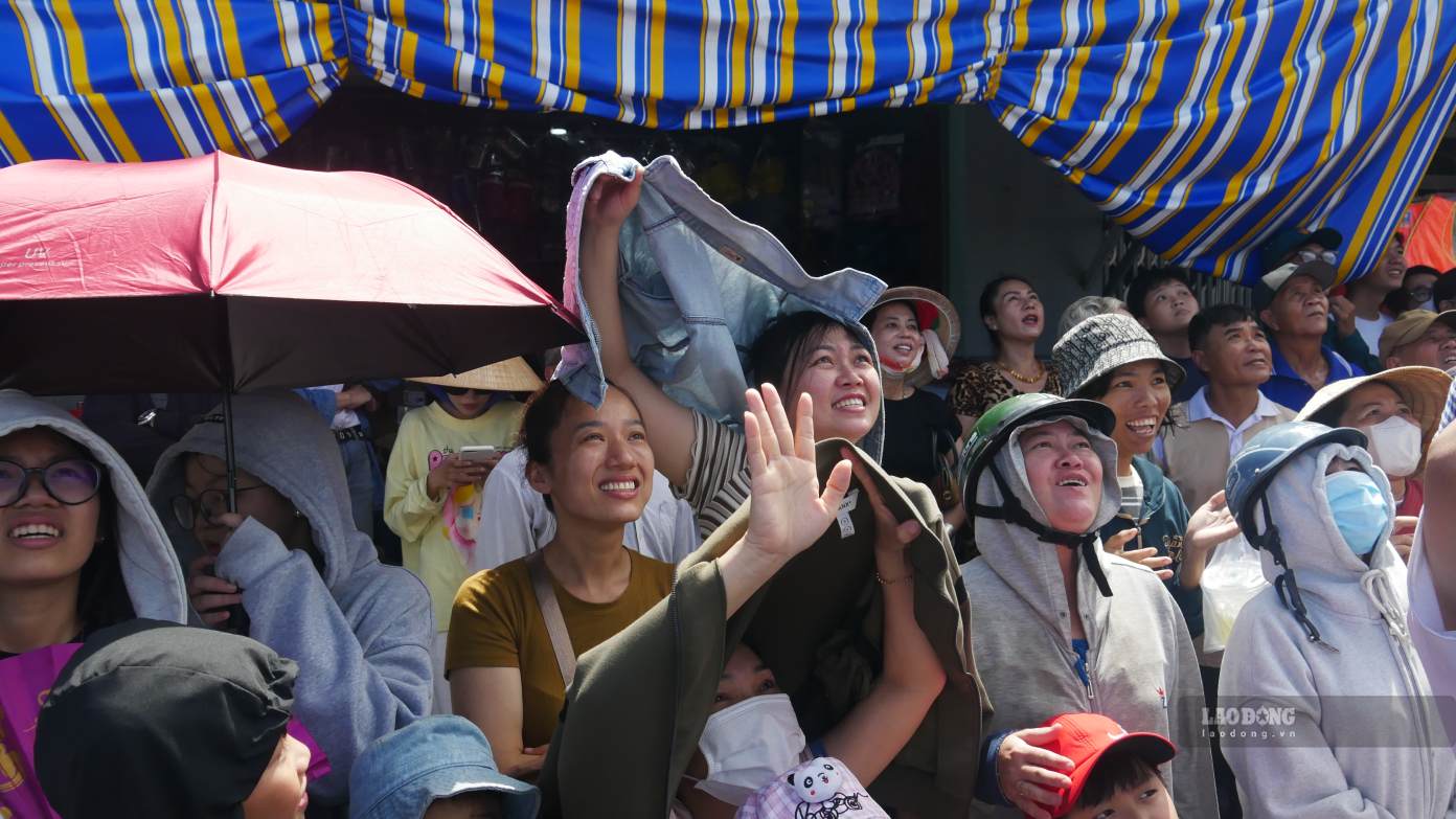 Sau nhiều lần thất bại, người chơi không bỏ cuộc và cuối cùng chinh phục được cây cột mỡ, giành phần thưởng trong tiếng reo hò của khán giả. Ảnh: Thái Bảo