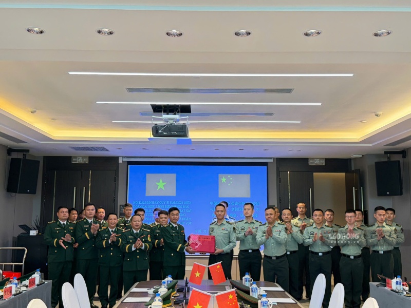 Trưởng đoàn Đại biểu 2 bên tặng quà lưu niệm cho nhau. Ảnh: Trung Dũng