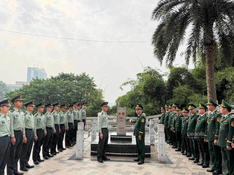 Lực lượng Biên phòng 2 bên tiếng hành kiểm tra cột mốc 101. Ảnh: Trung Dũng