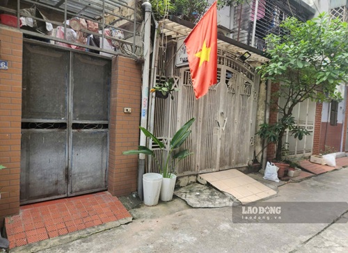 Hà Nội: Bục bệ, cầu dẫn lấn chiếm vỉa hè. Ảnh: Minh Hạnh chụp ngày 24.9.2026