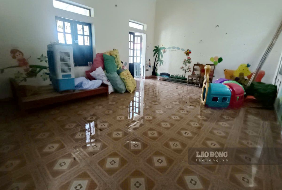 Nước ngập bên trong phòng học của Trường Mầm non Tống Sơn - phân hiệu 3. Ảnh: Quách Du (chụp ngày 24.9.2026)