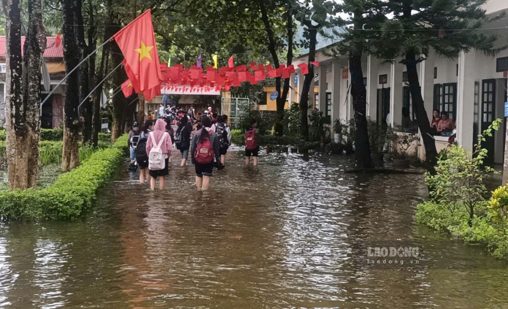 Hàng trăm học sinh tại Trường THCS Tống Sơn - phân hiệu 3 phải bì bõm lội nước ra vào lớp học. Ảnh: Quách Du (chụp ngày 24.9.2026)