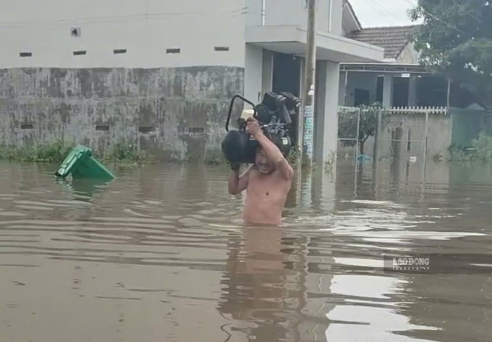 Nước ngập tại khu dân cư ở phường Hàm Thắng, sáng 24.9. Ảnh: Phạm Duy