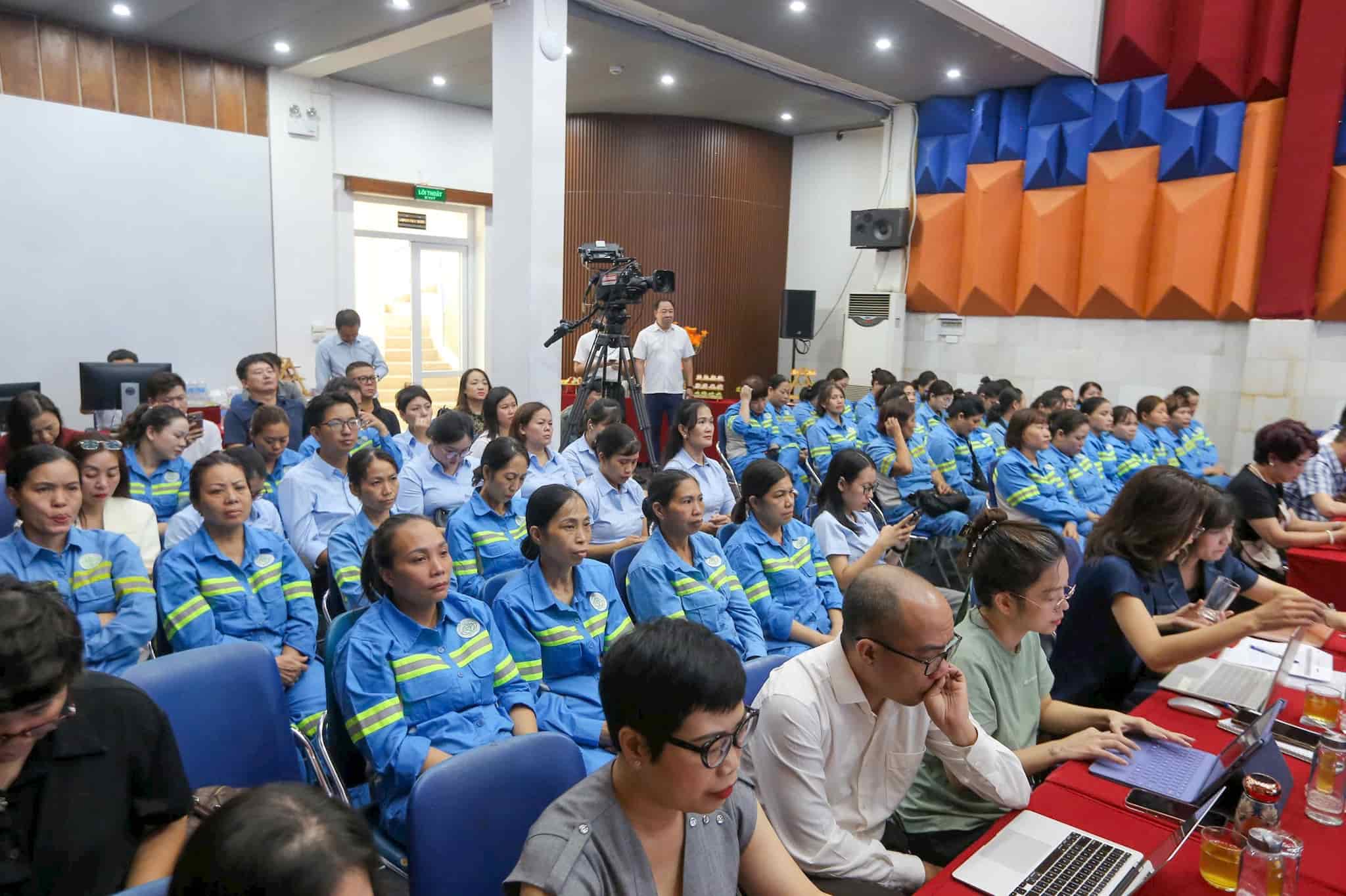 Nhiều nữ công nhân vệ sinh môi trường tham gia Tọa đàm. Ảnh: Ban Tổ chức.