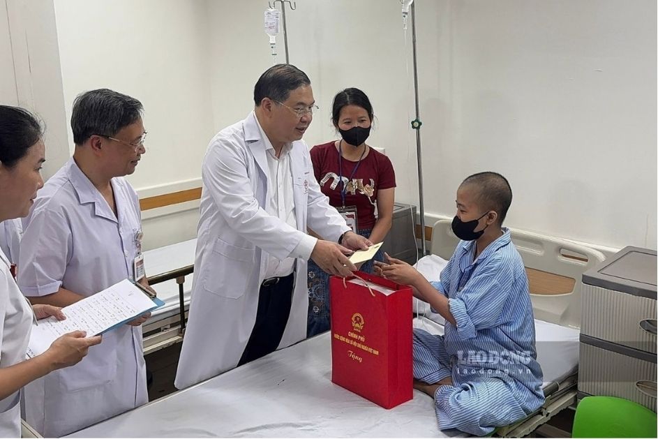 Sáng 24.9, Phó Thủ tướng Thường trực Phạm Gia Túc đã tới thăm và trao quà trung thu của Tổng Bí thư, Chủ tịch nước Tô Lâm tặng các bệnh nhi đang điều trị tại Viện Huyết học Truyền máu Trung ương. Ảnh: Ngọc Khuê