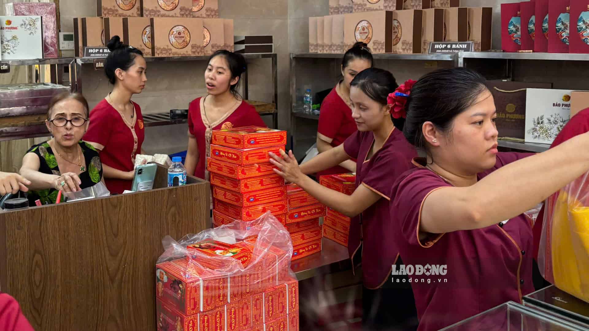 Bánh Trung thu hút khách, cửa hàng tất bật xử lý đơn hàng. Ảnh: Huyền Anh (chụp tháng 9.2026)