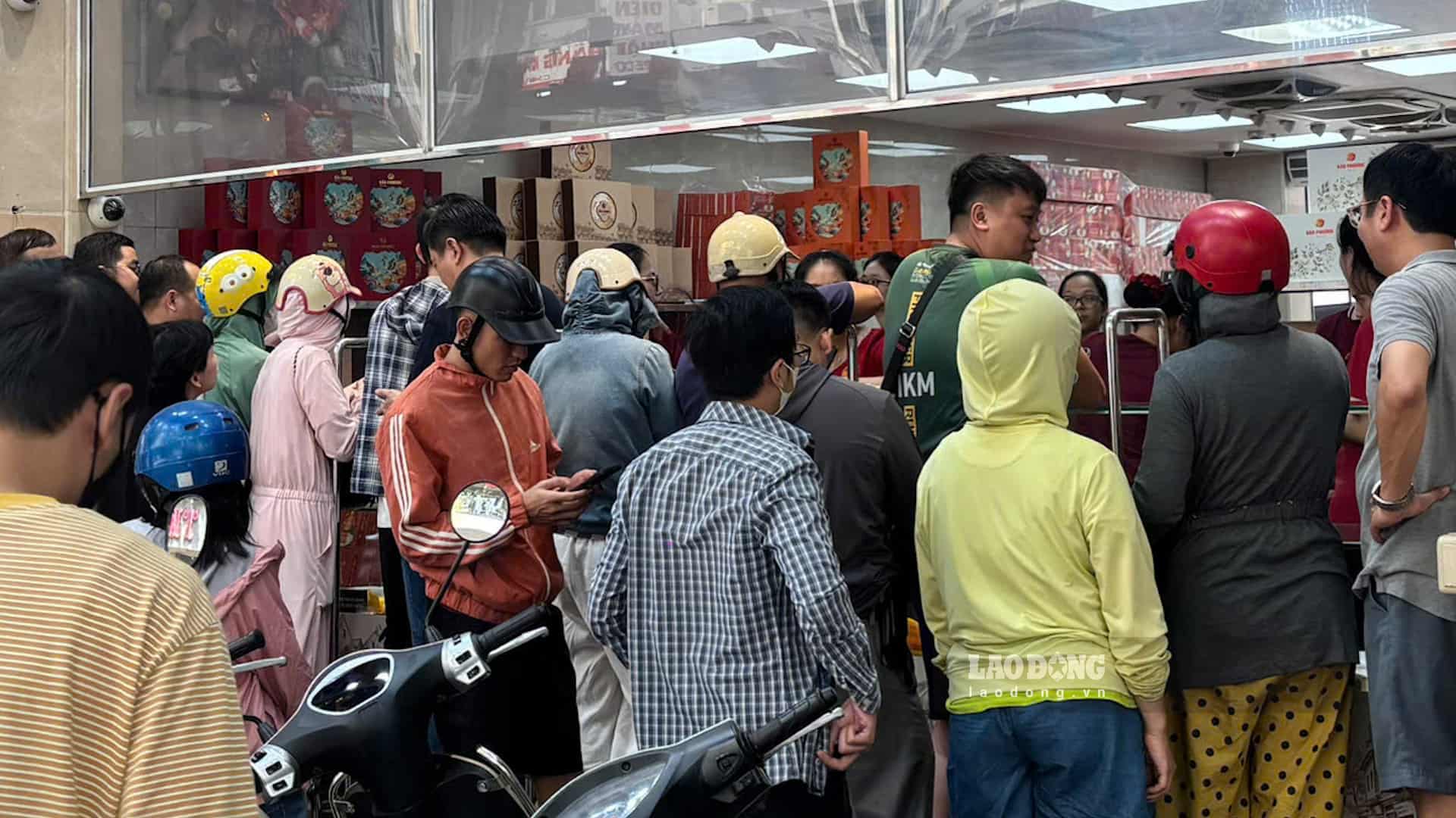 Các loại bánh nướng, bánh dẻo với nhân hạt sen, thập cẩm, đậu xanh,... có giá khoảng 50.000 - 80.000 đồng/chiếc. Dù thời tiết nóng, nhiều khách vẫn kiên nhẫn chờ để mua bánh vừa ra lò. Ảnh: Huyền Anh (chụp tháng 9.2026)