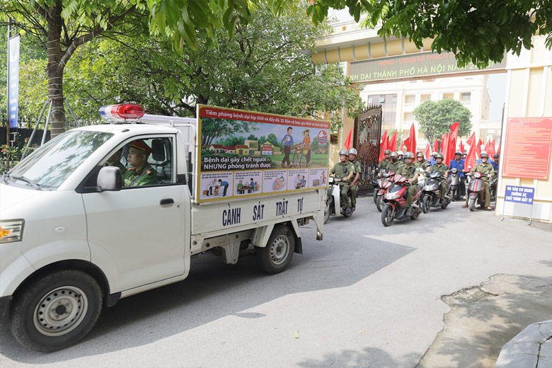 Después de la manifestación, la caravana de vehículos desfiló por las calles, difundiendo el mensaje en respuesta al Día Mundial contra la Rabia (28 de septiembre). Foto: Departamento de Salud de Hanoi