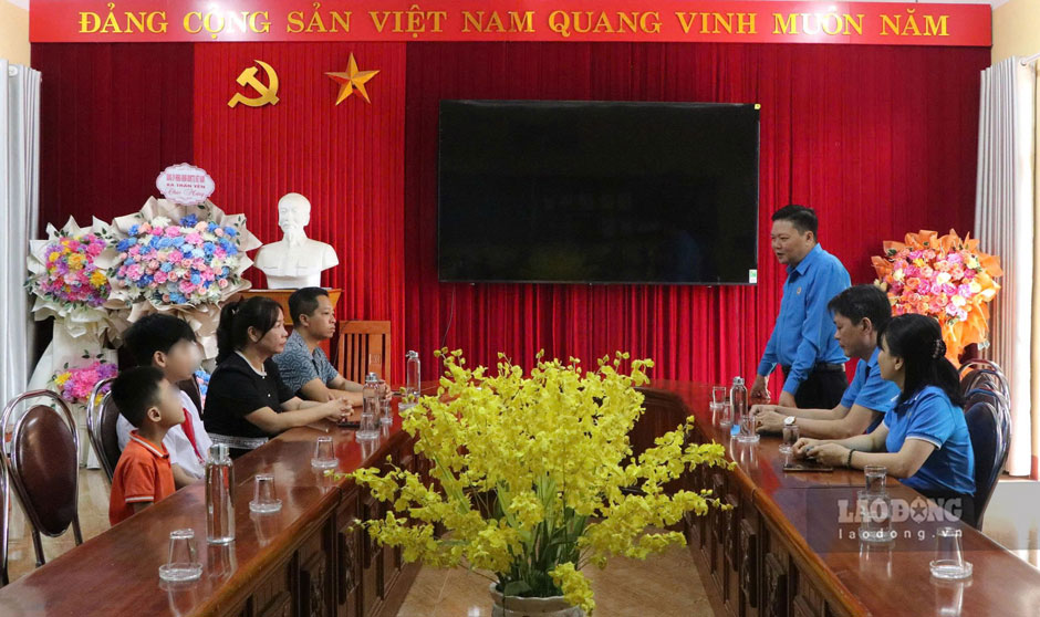Le syndicat de Lào Cai offre de l'amour aux enfants orphelins à l'occasion de la fête de la mi-automne. Photo: Mạnh Hùng