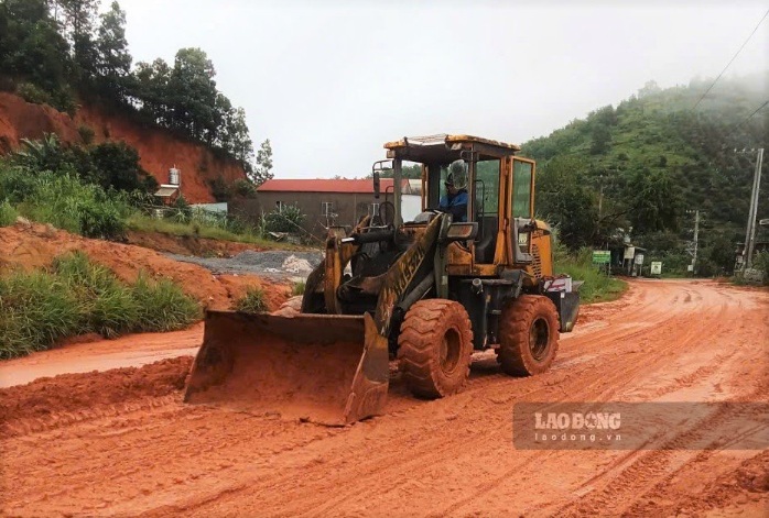Xã Bảo Lâm 3 huy động máy múc cào dọn bùn đỏ phủ kín mặt đường vào ngày 24.9. Ảnh: Phúc Khánh 
