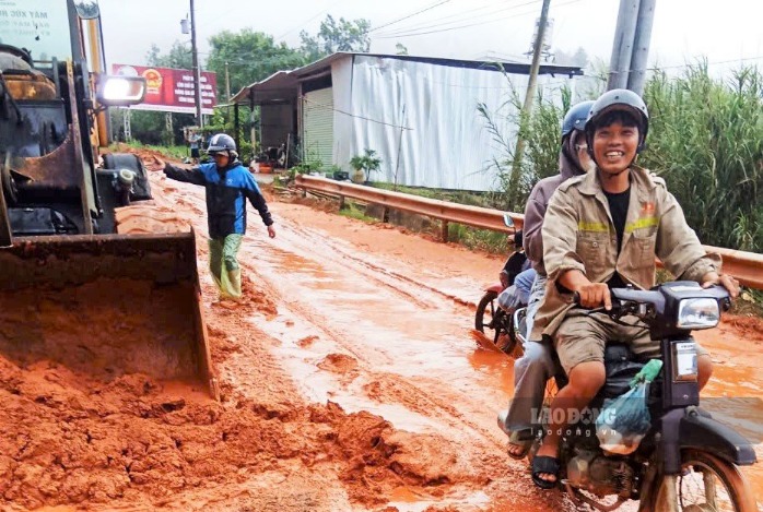 El barro rojo de la colina alta fluye y cubre la Carretera Nacional 55, tramo que atraviesa la comuna de Bao Lam 3. Foto: Phuc Khanh (Tomado al mediodía del 24 de septiembre)