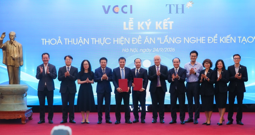 Los delegados que asistieron a la ceremonia de firma de cooperación entre la VCCI y el Grupo TH se tomaron fotos de recuerdo, iniciando oficialmente el Proyecto "Escuchar para Crear". Foto: DNCC