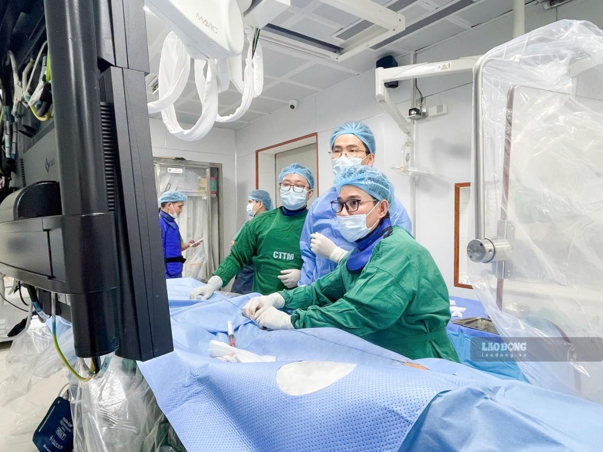 Los médicos del Hospital General de la ciudad de Vinh realizan la técnica de cirugía laparoscópica. Foto: Duy Chương