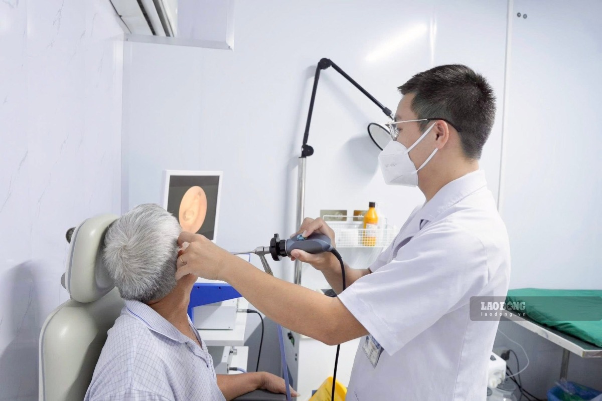Bác sĩ Bệnh viện Đa khoa TP Vinh thực hiện nội soi tai mũi họng cho bệnh nhân. Ảnh: Duy Chương (chụp tháng 9.2026)