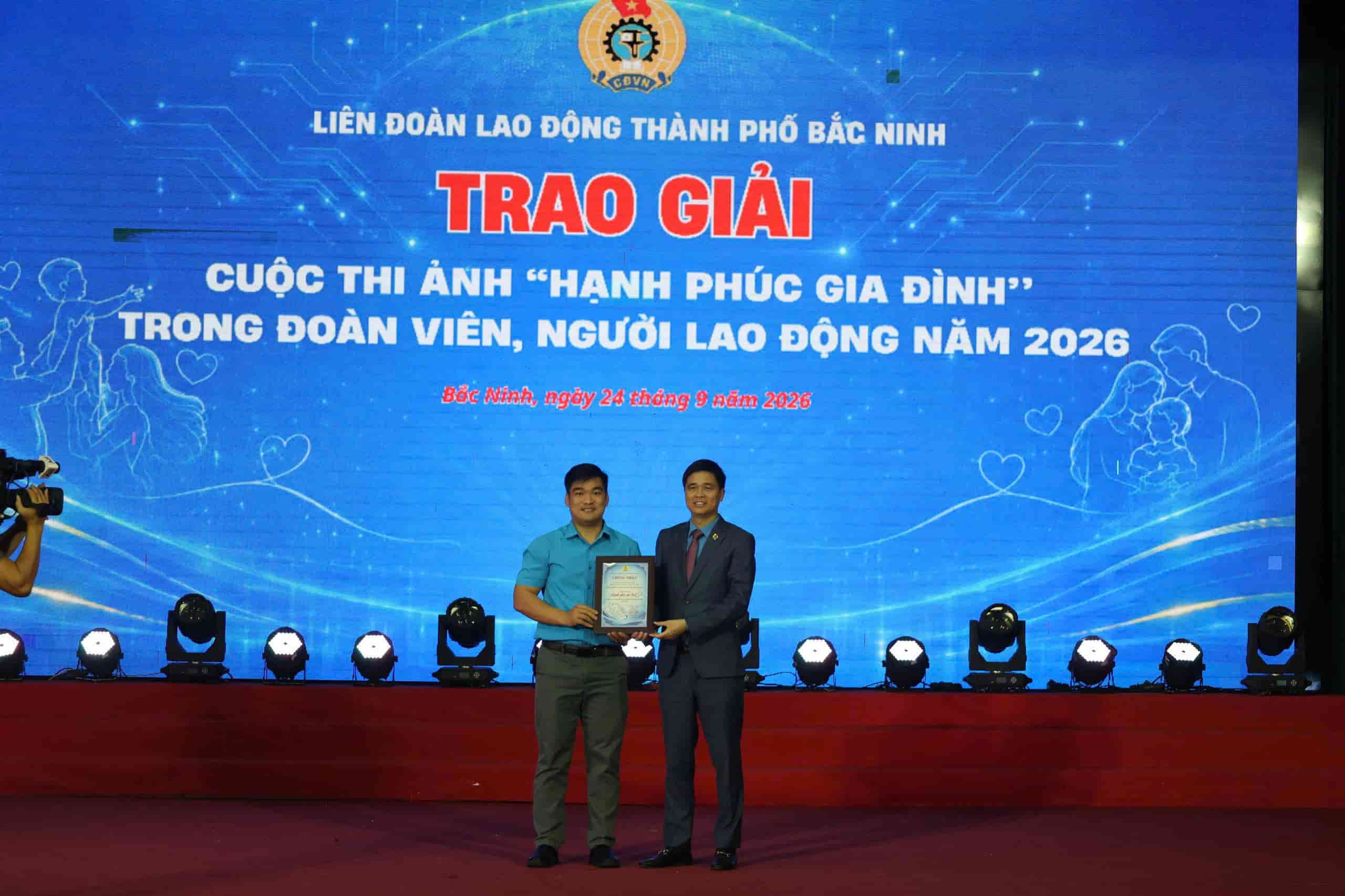 Ông Ngọ Duy Hiểu trao giải tập thể Cuộc thi ảnh cho Công đoàn Công ty TNHH Samsung Electronics Việt Nam (SEV). Ảnh: Quyết Chiến.  