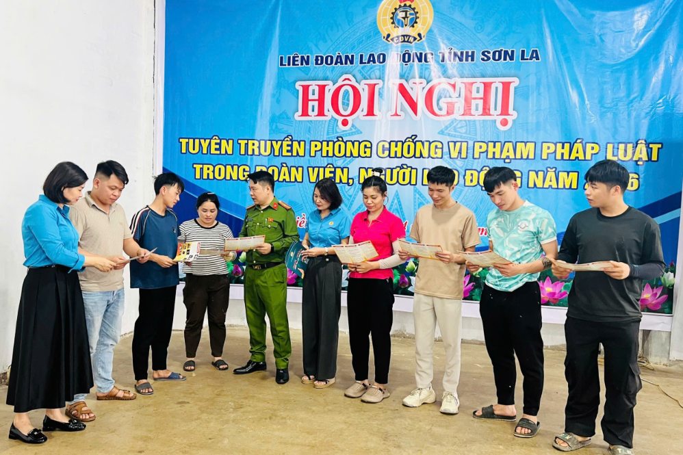 LĐLĐ tỉnh tổ chức phổ biến pháp luật cho đoàn viên, công nhân, người lao động tại Công ty TNHH Đồ chơi Sơn La. Ảnh: LĐLĐ tỉnh Sơn La