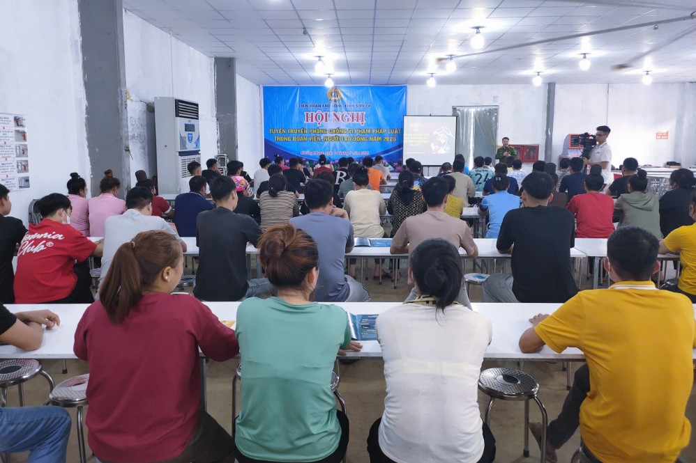 찌엥뭉사 손라 장난감 유한회사 조합원, 노동자, 근로자를 위한 법률 홍보 회의. 사진: 손라성 노동총연맹