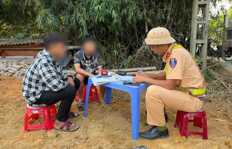 Lực lượng CSGT làm việc với người vi phạm. Ảnh: CA Lào Cai