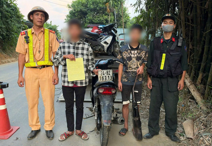 Estudiante de 15 años conduce un coche sin matrícula, no obedece las órdenes de la policía de tráfico. Foto: Policía de Lào Cai