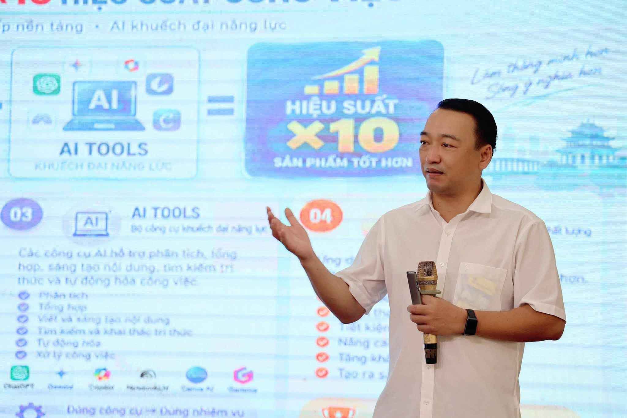 PGS.TS Nguyễn Quang Tuấn - Phó Viện trưởng Viện Chuyển đổi số và Học liệu, Đại học Huế truyền đạt kỹ năng tại buổi tập huấn về AI. Ảnh: Công đoàn Hà Tĩnh