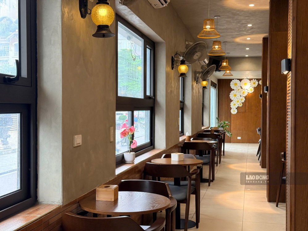 Không gian bình yên bên trong quán. Ảnh: Thảo Anh