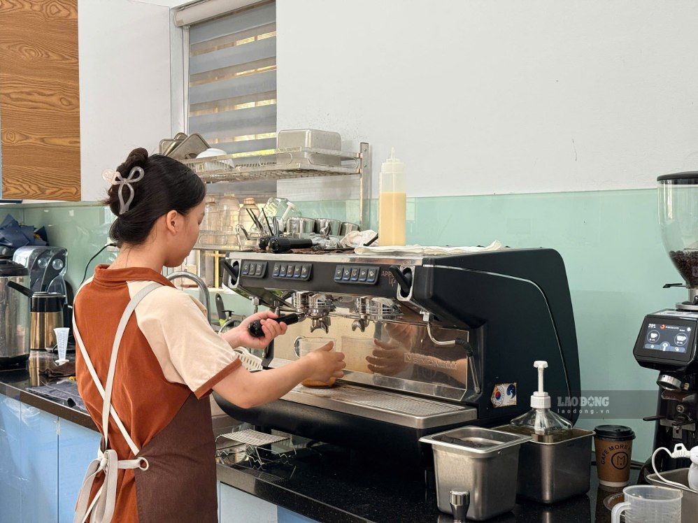 Nghề pha chế giúp chị Thân Thị Thu Hằng có nguồn thu nhập ổn định. Ảnh: Như Hạ